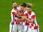 nikola-vlasic-tengah-merayakan-golnya-bersama-teman-teman.jpg