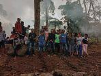 omk-se-paroki-st-yosep-ladja-pose-bersama-usai-bakti-sosial-di-kampung-lama-takatunga.jpg