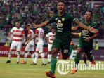 osvaldo-haay-dan-irfan-jaya-merayakan-gol-persebaya.jpg