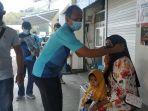 panitia-turnamen-bulu-tangkis-saat-membagikan-masker.jpg