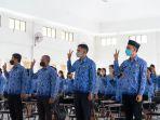 para-anggota-pns-sedang-mengangkat-sumpah.jpg