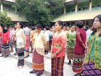 para-guru-dan-siswa-smk-negeri-3-kupang-mengenakan-pakaian-motif-daerah_20180420_082523.jpg