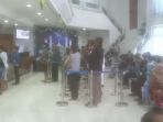 para-nasabah-antrean-di-kantor-bri-cabang-kupang_20180621_132517.jpg