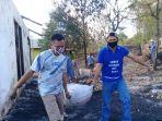 para-pegawai-bergotong-royong-membersihkan-puing-puing-kebakaran.jpg