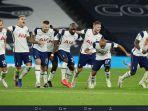 para-pemain-spurs-merayakan-kemenangan-atas-chelsea-lewat-adu-penalti.jpg