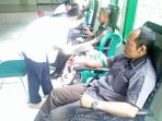 para-pendonor-saat-sedang-mendonorkan-darahnya-di-aula-makorem-161wira-sakti-kupang_20180814_171853.jpg