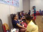 para-pendonor-sedang-melakukan-donor-darah-di-swiss-bellin-kristal-hotel-kupang.jpg