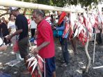 para-peserta-lomba-mancing-tiba-di-pantai-lewomuda_20180811_183300.jpg