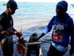 para-peserta-lomba-mancing-tiba-di-pantai-lewomuda_20180812_113842.jpg