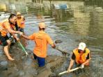 para-petugas-ppsu-kwitang-membersihkan-lumpur-di-kali-ciliwung_20161019_092712.jpg