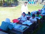para-siswa-saat-mengikuti-kbm-di-luar-kelas_20180814_182909.jpg