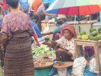 pasar-wolowona-jual-komoditas-lokal-harga-terjangkau-mama-tres-bawa-rp-50-ribu-dapat-macam-macam.jpg