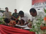 paslon-bupati-dan-wabup-ende-tanda-tangan-pilkada-damai_20180215_214053.jpg