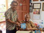 pastor-alex-beding-svd-saat-menerima-buku-membangun-tanpa-sekat-dari-pastor-bernardus-boli-ujan-svd.jpg