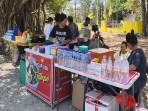 pelaku-UMKM-yang-berjualan-di-tengah-keramaian-pasar-murah-di-kantor-DPD-I-partai-Golkar.jpg