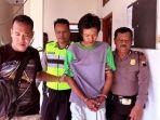 pelaku-pembunuhan-ayah-mertua-tengah-wahono-dibawa-oleh-petugas-kepolisian-u.jpg