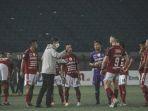 pelatih-bali-united-stefano-cuggura-teco-memberi-ara.jpg