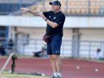 pelatih-persib-robert-alberts-berada-di-pinggir-lapangan-sambil-memberikan-ins.jpg