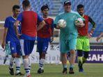 pelatih-persib-robert-alberts-pimpin-latihan-di-sjh.jpg