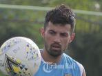 pemain-bali-united-stefano-lilipaly-saat-mengikuti-latih.jpg