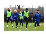 pemain-chelsea-saat-sesi-latihan-tampak-ngolo-kante-juga-ikut.jpg