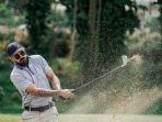 pemain-persebaya-aryn-williams-bermain-golf-di-salah-satu-lapangan-golf-di-sura.jpg