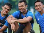 pemain-persebaya-rizky-ridho-kanan-bersama-dua-pemain-persebaya-lainnya-saat-mengiku.jpg