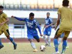 pemain-persib-bandung-febri-hariyadi-bersiap-menendang-bola-saat-beruji-coba-melawan.jpg