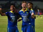 pemain-persib-bandung-merayakan-gol-yang-dicetak-oleh-kevin-van-kippersluis.jpg