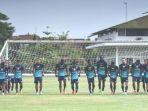 pemain-persib-para-pemain-persib-bandung-melakukan-lati.jpg