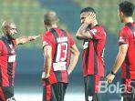 pemain-persipura-jayapura-boaz-solossa-kiri-memberika.jpg