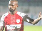 pemain-persipura-jayapura-ok-de-boaz-solossa.jpg