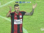 pemain-persipura-yevhen-bokhashvili-memprotes-keputusan-wasit-fariq-hitaba.jpg