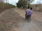 pembangunan-jalan-di-desa-bakalerek-lembata-tanpa-papan-proyek.jpg