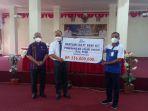 pemimpin-bank-ntt-waikabubak-sumba-barat-serahkan-bantuan-dana-csr.jpg