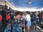 pengunjung-sedang-berbelaja-di-stan-pameran-kain-tenun-sumba-timur.jpg