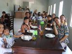pengunjung-warung-yang-terletak-di-jalan-sumatiro-rtrw.jpg