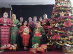 pengurus-persit-dan-hetty-andika-natal.jpg