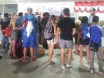 penumpang-di-bandara-komodo_20171128_133139.jpg