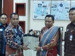 penyerahan-cinderamata-dari-direktur-dana-dan-treasury-bank-ntt.jpg