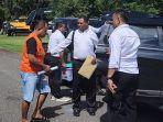 penyerahan-tersangka-kasus-korupsi-dana-desa-wewaria.jpg