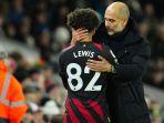 pep-guardiola-menyapa-bek-sayap-rico-lewis-setelah-kemenangan.jpg