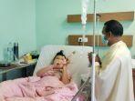 peringati-hari-orang-sakit-sedunia-rs-carolus-borromeus-kupang-beri-bunga-kepada-pasien.jpg
