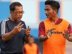 persela-lamongan-pelatih-aji-santoso-kiri-saat-berdiskusi-dengan-muhammad-hambali.jpg