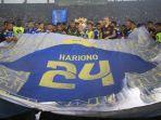 persib-bandung-membentangkan-spanduk-bernomor-24-s.jpg