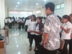 peserta-tes-cpns-kabupaten-kupang-sesi-ketiga-ketika-melihat-hasil-passing-grade_20181107_153736.jpg