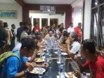 peserta-tout-de-timor-makan-malam_20161129_230234.jpg