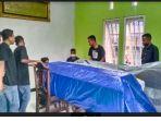 petugas-bp2mi-ntt-sementara-melakukan-packing-peti-jenazah-tkw-yasinta-uba-wuyo.jpg