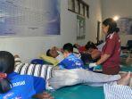 petugas-medis-sedang-melakukan-pelayanan-donor-darah.jpg