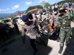 petugas-membawa-kantung-mayat-di-rsud-lombok-utara-tanjung-lombok-utara_20180815_211221.jpg